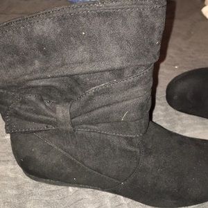 Black boots with little bows on the sides